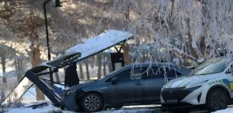 Erzurum'da Otomobil Durakla Buluştu, Yaralanan Yok