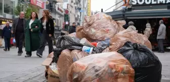 İzmir'de belediye çalışanlarının eylemi nedeniyle sokaklarda çöp yığınları oluştu