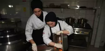 Hendek'teki Meslek Lisesi Öğrencileri 2.700 Öğrenciye Yemek Hazırlıyor