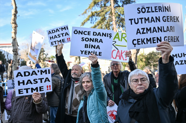 Ekrem İmamoğlu clashed with a citizen protesting him from the podium