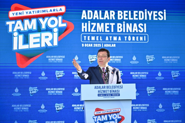 Ekrem İmamoğlu clashed with a citizen protesting him from the podium