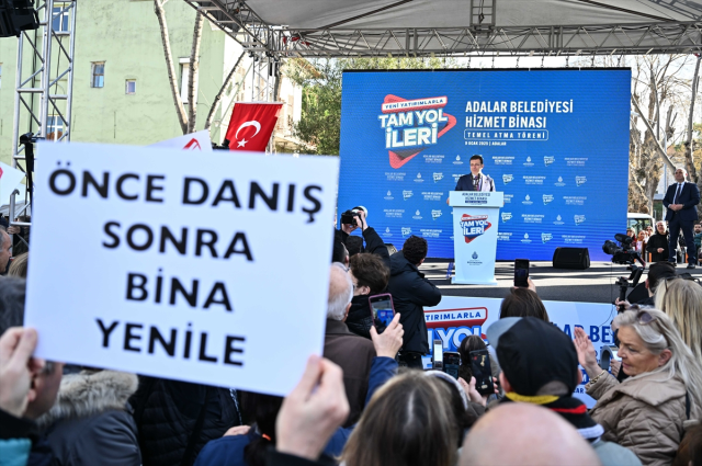 Ekrem İmamoğlu clashed with a citizen protesting him from the podium