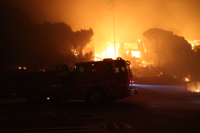 The firefighting team intervened in the flames in Los Angeles with a plastic bag