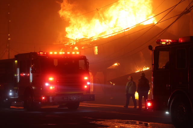 The firefighting team intervened in the flames in Los Angeles with a plastic bag