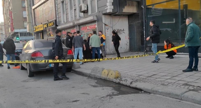 Bloody execution in the middle of the street! Horrifying moments captured second by second on camera