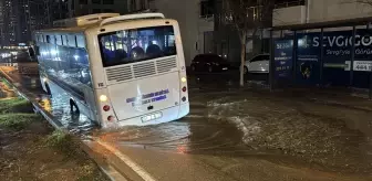 Adana'da Özel Halk Otobüsü Çukura Düştü