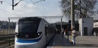 İzmir'de tren ile peron arasına düşen kişi hayatını kaybetti