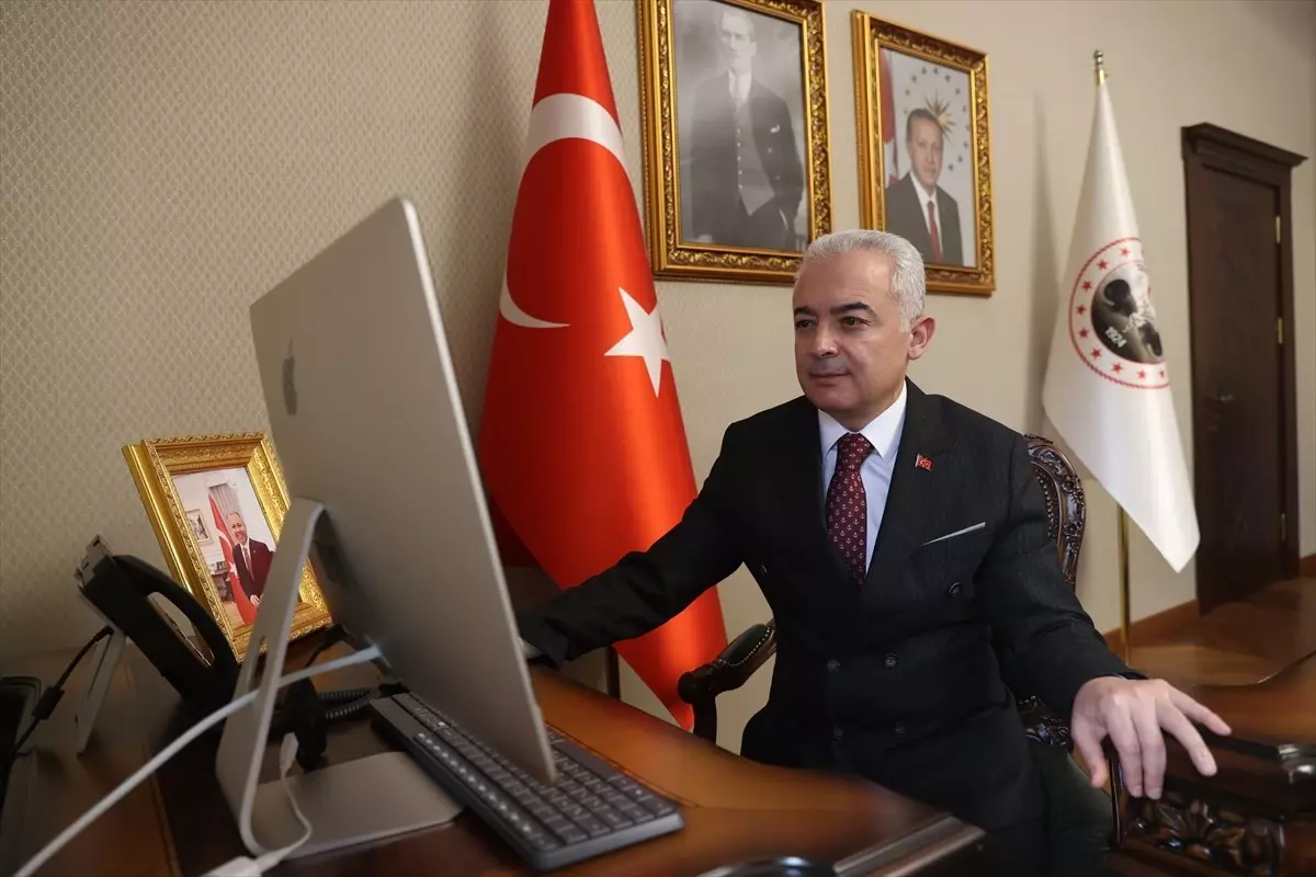 Kırklarelili Vali Uğur Turan, AA'nın 'Yılın Kareleri' Oylamasına Katıldı