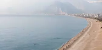 Antalya'da Güneşli Havada Deniz Keyfi