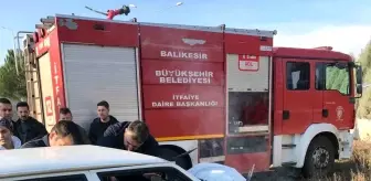 Balıkesir'de Hızlı Otomobil Kamyona Çarptı, Sürücü Sıkıştı