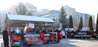 Erzurum'da sağlık çalışanları soğuk havaya rağmen Gazze için yürüdü