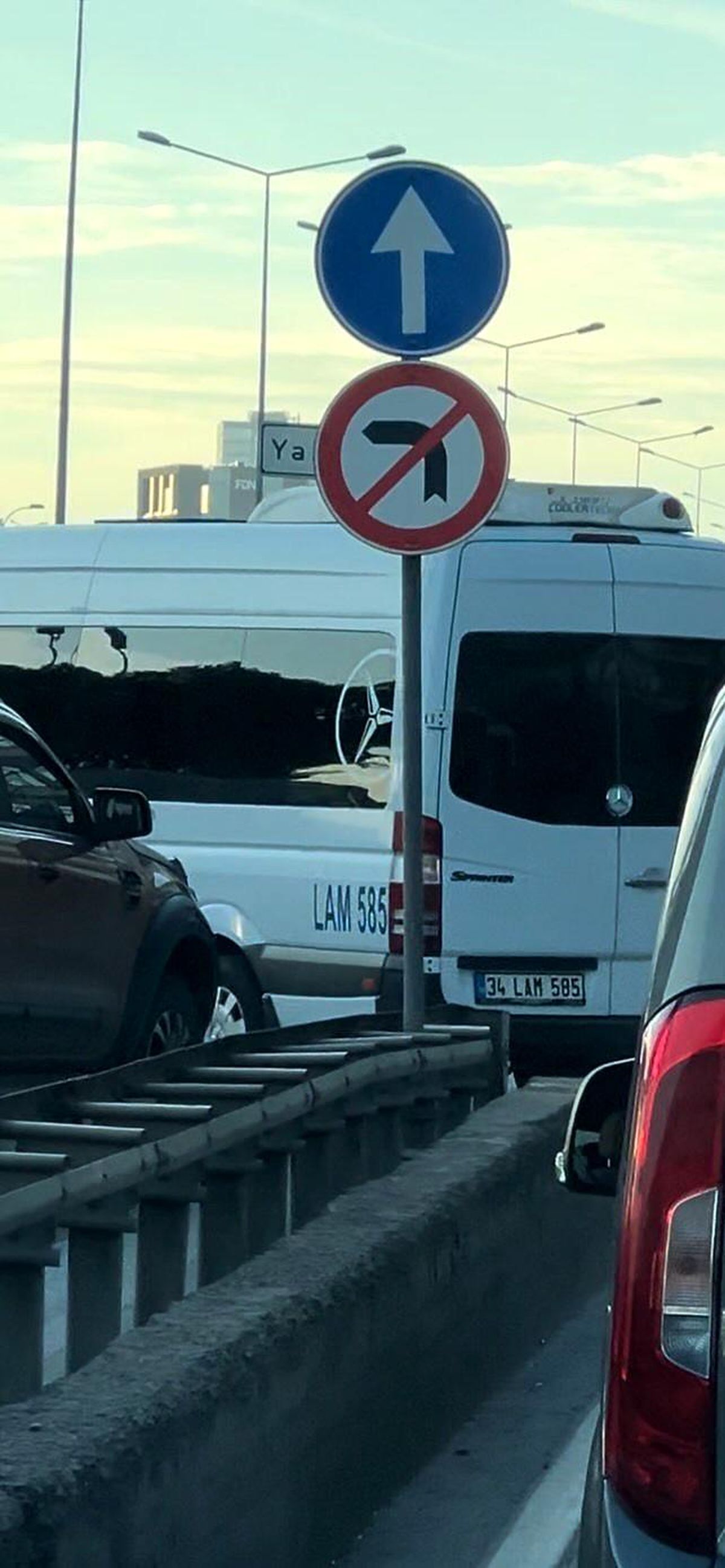 Kartal'da Servis Minibüsleri Trafik Kurallarını İhlal Etti