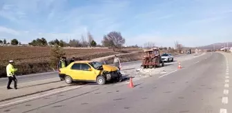 Tokat-Sivas Karayolunda Otomobil-Traktör Çarpıştı: İki Yaralı