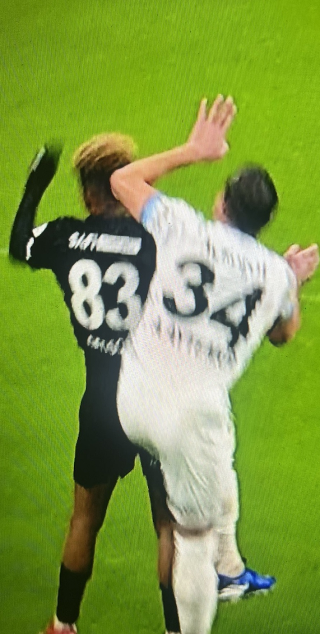 Left the field in the arms of the medical team: Frightening injury at Beşiktaş