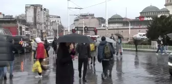 Taksim'de Soğuk ve Yağışlı Hava Etkisini Sürdürüyor