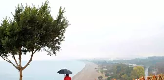 Yağmura Rağmen Antalya Sahili'nde Balık Tutma ve Denize Girme Keyfi