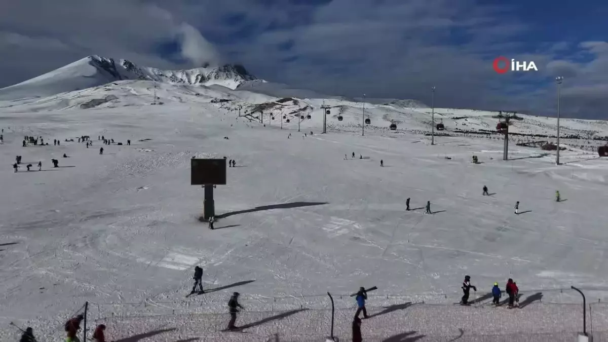 Erciyes Kayak Merkezi Hafta Sonunda Yoğun İlgi Gördü