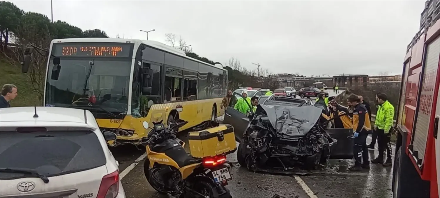 Sancaktepe'de Otobüs ve Otomobil Çarpıştı: 1 Ölü, 4 Yaralı