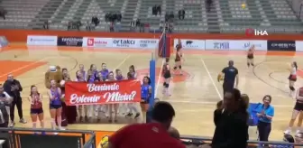 Voleybol Maçında Sürpriz Evlenme Teklifi