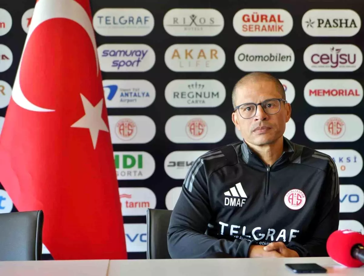 Antalyaspor, Teknik Direktör Alex de Souza ile Yollarını Ayırdı