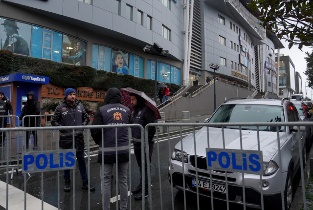 CHP gathers in Beşiktaş after Rıza Akpolat's detention