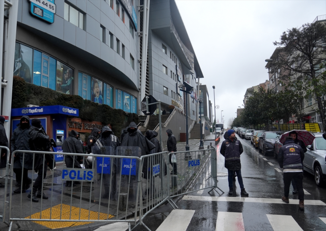 CHP gathers in Beşiktaş after Rıza Akpolat's detention