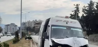 Hatay'da Minibüs Refüje Çarptı: 2 Yaralı