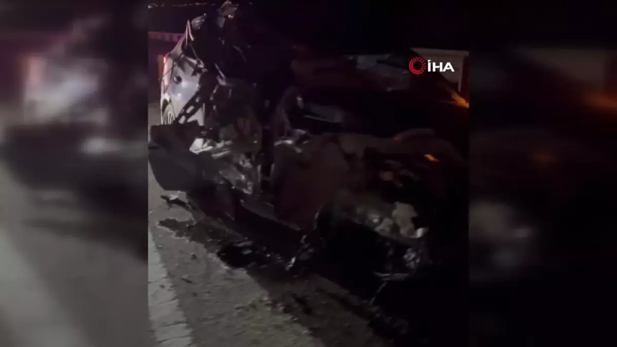 Park Halindeki Tıra Çarpan Otomobil Hurdaya Döndü, Sürücü Ağır Yaralandı