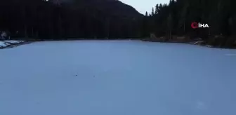 Karabük'te Soğuk Hava Göleti Dondurdu, Vatandaşlar Üzerinde Yürüdü