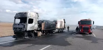 Aksaray'da Mandalina Yüklü Tır Alev Alarak Yandı