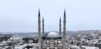 Edirne'de Kar Yağışı Tarihi Yapıları Beyaz Örtüyle Kapladı