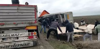 Tekirdağ'da Kontrolden Çıkan Kamyon Tarlaya Devrildi