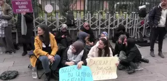 Mülakat Mağduru Öğretmen Adayları, MEB Önünde Oturma Eylemini Sürdürüyor