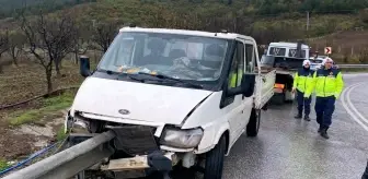 Sakarya'da Kamyonet Bariyere Çarptı: 1 Yaralı