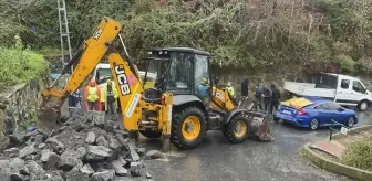 Yağış Nedeniyle İstinat Duvarı Yıkıldı, Park Halindeki Otomobile Hasar Verdi