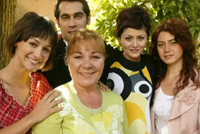 Yaprak Dökümü oyuncularından kim öldü?