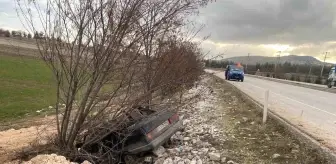 Denizli'de Otomobil Şarampole Uçtu: Sürücü Yaralandı