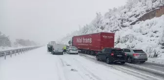 Gelibolu'daki Kar Yağışı Sebebiyle Trafik Tıkanıklığı