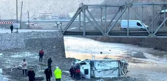 Hakkari'de Çöp Kamyonu Şarampole Devrildi: 3 Yaralı