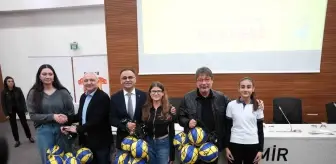 İzmir'de Öğrencilere Voleybol Topu Dağıtıldı