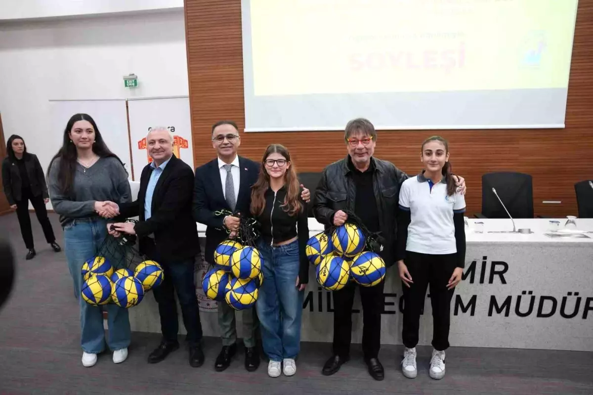 İzmir'de Öğrencilere Voleybol Topu Dağıtıldı
