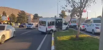 Mardin'de Tır ile Servis Aracı Çarpıştı: 11 Yaralı