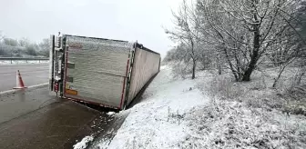 Edirne'de Kar Yağışı Nedeniyle Tır Devrildi, Sürücü Yaralı