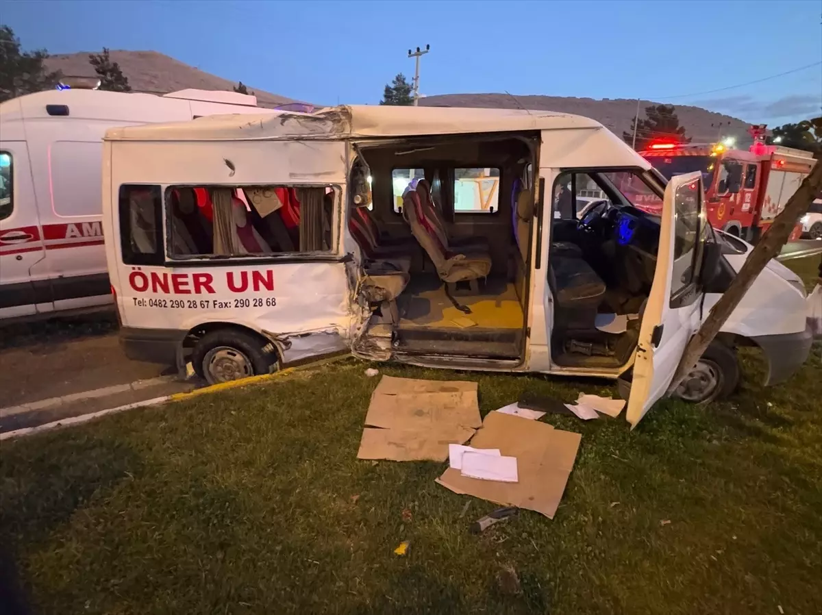 Mardin'de İşçi Servisi ile Kamyon Çarpıştı: 11 Yaralı