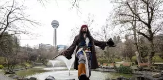 Ankara Sokaklarında Jack Sparrow Rüzgarı