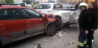 Erzincan'da Kalp Krizi Geçiren Sürücü Kamyonete Çarptı: 1 Ölü, 1 Yaralı