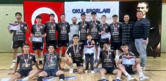 Kula Selim Sabahat Palanduz Anadolu Lisesi voleybol takımı bölge şampiyonu