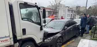 Beyoğlu'nda Zincirleme Kaza: Kamyonet Sürücüsü Kaçtı