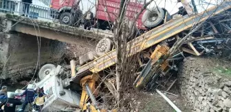 Adana'da Tırın Irmağa Düşmesi Sonucu İki Yaralı