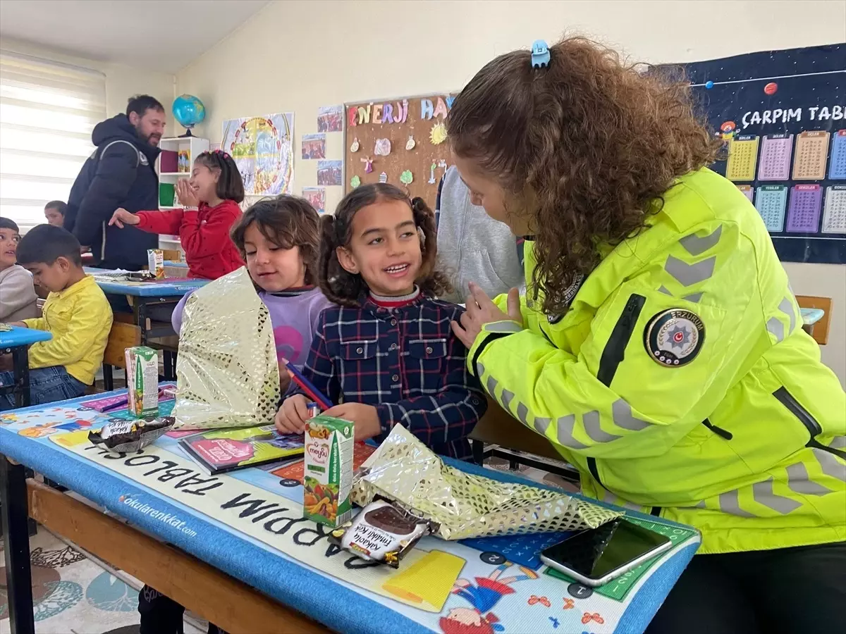 Erzurum'da karne heyecanı yaşayan öğrenciler, polis hediyeleriyle sevindi